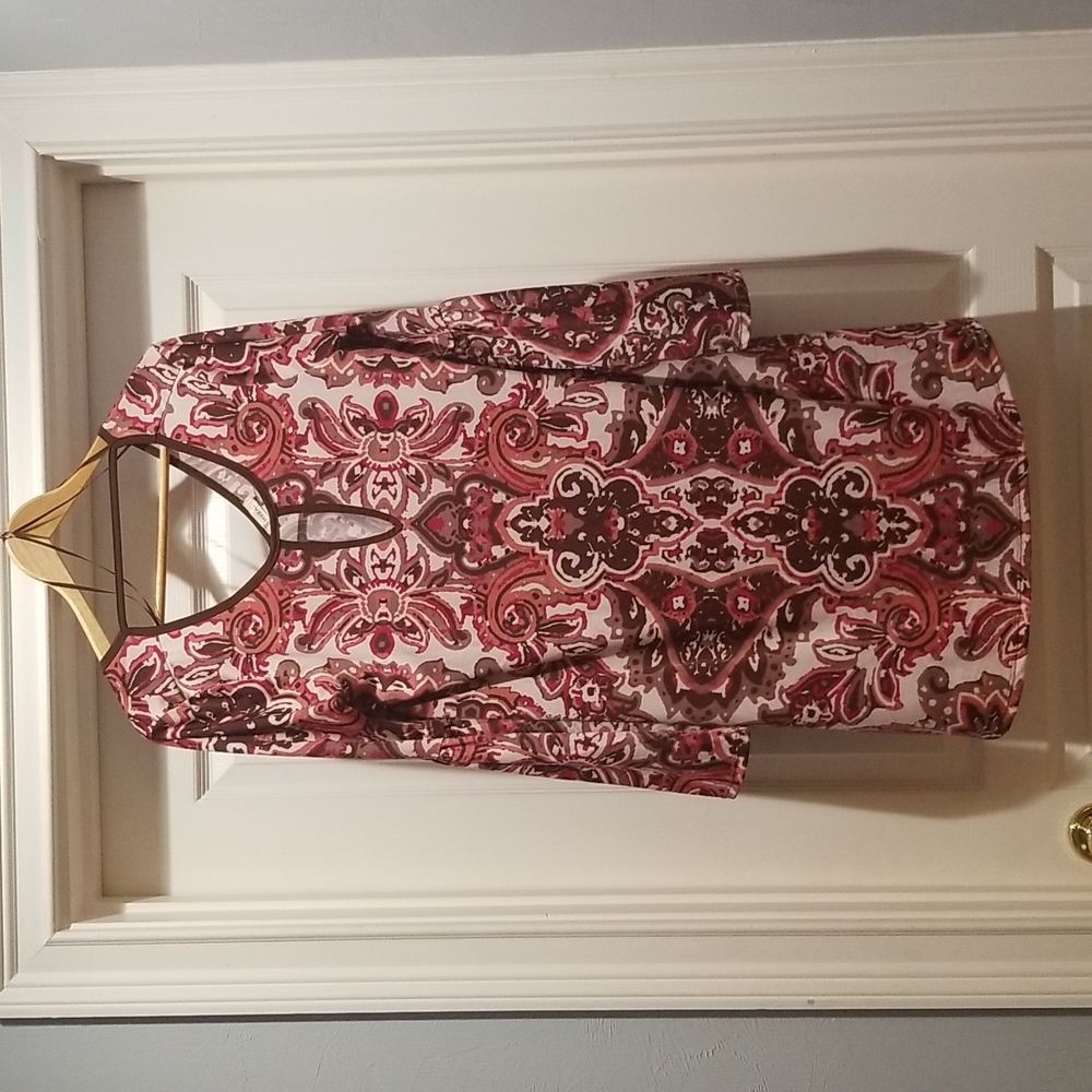 Bell-sleeve knee-length dress